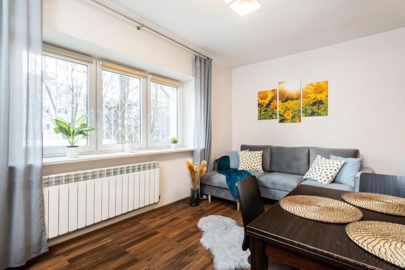 Karmelicka Sunflower Apartment Warsaw